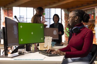 Yapay zeka teknolojisi üzerinde çalışan yapay zeka araştırmacılarının kullandığı çalışma alanı içinde yeşil ekran bilgisayarı. Teknoloji başlangıcında yapay zeka sistemleri geliştiren çalışanlar tarafından kullanılan krom anahtar bilgisayar monitörü