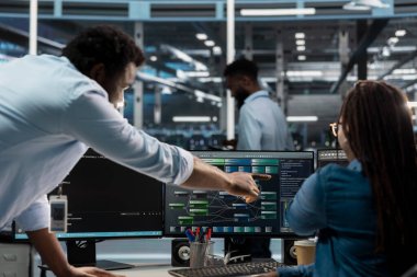 Veri merkezi denetleyicisi PC kullanarak yapay zeka sinir ağları ağaçlarını görüntülemek için yönetimi denetliyor. Yapay zeka sistemlerini denetlemek için çalışan çalışanlara geri bildirim sağlayan sunucu odası yöneticisi