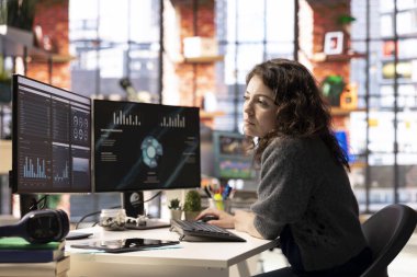 Meslek geliştirme için online öğrenim yapan öğrenci sunumu izlerken not alıyor. Bilgisayar ekranındaki internet seminerinden bilgi toplayan kadın.