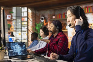 Çok ırklı çağrı merkezi çalışanları ortak müşteri sorularına cevap vermek için yapay zeka sohbet robotu kullanıyor. Çok ırklı müşteri hizmetleri çalışanları yapay zeka kullanarak müşterilere otomatik tepkiler üretiyor.