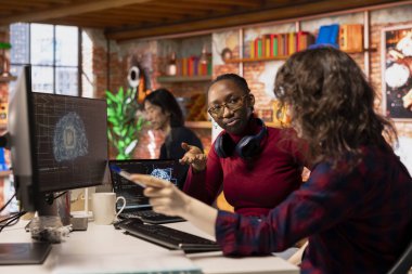 Yapay zeka, iş birliği yapan, makine öğrenmesini sağlayan algoritmalar tasarlayan ve uygulayan ofis arkadaşları. Ekip çalışması yapay zeka teknolojisi çalışanları kod hatalarını düzeltmek için işbirliği yapıyor