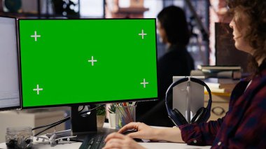 Yapay Zeka 'nın başlangıç ofisinde çalışan kadın bilgisayar kullanarak şirketler için ölçeklenebilir çözümler üretiyor. AI endüstri başlangıç teknisyeni kaldıraç makinası öğrenme teknolojisi yeşil ekran bilgisayarı, kamera B