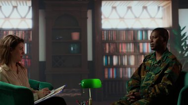 Kamuflaj üniformalı Afro-Amerikan askeri terapi görüyor, depresif görünüyor ve savaş sahnelerini anlatıyor. Savaş gazisi. Travma sonrası stres bozukluğu ve yeniden birleşme programı ile uğraşıyor. Kamera B.