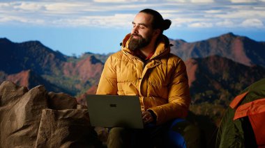 Bazı işleri yapmak için her zaman internete bağlanan genç girişimci, yüksek hızlı güçlü sinyal ve teknoloji bağımlılığının keyfini süren işkolik kişi. Bağımlılığı olan bir yürüyüşçü. Kamera B.