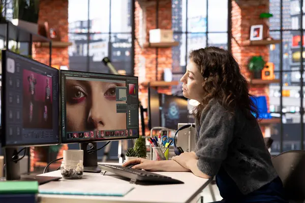 Yapay zeka programını kullanan fotoğrafçı metni fotoğrafa dönüştürüyor, rötuş tekniğini kullanıyor. Kelimeleri resimlere dönüştüren yapay zeka üretecine grafiksel tasarımcı metni.