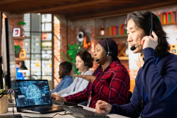 Çok ırklı çağrı merkezi çalışanları ortak müşteri sorularına cevap vermek için yapay zeka sohbet robotu kullanıyor. Çok ırklı müşteri hizmetleri çalışanları yapay zeka kullanarak müşterilere otomatik tepkiler üretiyor.