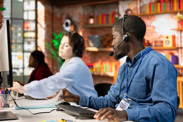 Merkez ajanını ara, mikrofonla konuş, müşterilerin hesaplara ve cihazlara tekrar erişmelerine yardım et. Müşteri merkezi çalışanı parolayı sıfırlamak için yardıma ihtiyacı olan müşterilere yardım ediyor