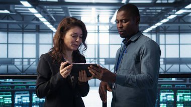 Veri merkezindeki bilgisayar bilimcileri felaket kurtarma planlarını geliştirmek için tablet kullanıyorlar. Sunucu çiftliğindeki bilişim uzmanları tartışır, senaryoları test eder, kesintiler sırasında verileri korur, kamera B