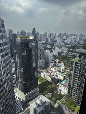 Bangkok 'taki gökdelenler şehir merkezinin ortasında ufuk çizgisi manzaralı, şehir merkezindeki kurumsal alan kentsel büyüme için nefes kesici bir altyapıya sahip. Tayland metropolündeki modern kuleler.