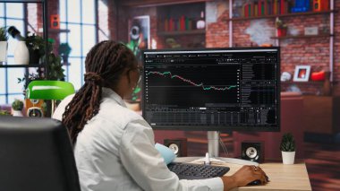 Karı maksimuma çıkarmak için belgelere göz attıktan sonra hisse senedi satarak para kazanan heyecanlı bir tüccar. Borsadan kazanılan mali kazancı kutlayan heyecanlı yatırımcı, kamera B