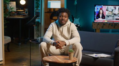 İnternet üzerinden sanal atölye dersine katılan kişinin POV 'u, rahat evindeki webcam' e el sallıyor. İnteraktif öğrenme oturumu için video konferansına katılan genç adam. Kamera A.