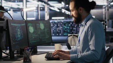 Sunucu çiftlik işçisi hacklenmiş ekipman sistemlerini tamir etmeye ve ekipmanları korumaya çalışıyor. Veri merkezi mühendisi bilgisayar ekranındaki virüs uyarısına tepki veriyor, acil müdahale protokolü başlatılıyor