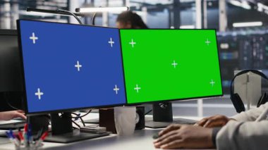 Veri merkezi mühendisi yeşil ekran PC kullanarak sinir ağı yapay zekasını izliyor. Sunucu odası çalışanı, krom anahtar bilgisayarını kulelerin güç makinelerinin öğrenme süreçlerini denetlemek için kullanır, kamera A