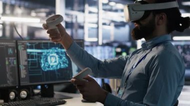 VR kulaklık kullanarak AI LLM görüntülemesini izleyen bir veri merkezi teknisyeni. Sanal gerçeklik teknolojisini kullanarak sunucu odası çalışanı, sondaj makinelerinin öğrenme süreçlerini denetliyor, kamera A