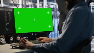 Veri merkezi teknisyeninin nöral ağ yapay zekasını izlemek için yeşil ekranı kullanmasını engelle. Sunucu odası çalışanı, krom anahtar bilgisayarını kulelerin güç makinelerinin öğrenme süreçlerini denetlemek için kullanır, kamera A