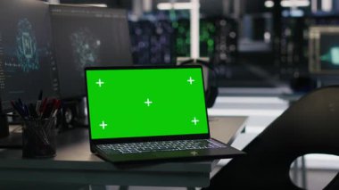 Veri merkezindeki izole ekran laptopu ve bilgisayar sunucu altyapısını denetliyor ve yapay zekaya güç veriyor. Donanım yapılandırmalarını izlemek için kullanılan Mockup defteri