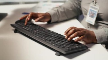 PC 'deki veri merkezi kodlamasını kapat, yapay zeka ana bilgisayarları için yazılım güncellemeleri yap. Bilgisayar klavyesinde yazan sunucu çiftliği bilişim uzmanı, altyapının optimizasyonu, kamera A