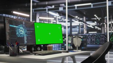 Sunucu odasındaki krom anahtar bilgisayar görüntüsü yapay zeka çevre tanılarını taklit etmek için kurulmuş. Yapay zeka modeli konuşlandırılmasında kullanılan veri merkezindeki yeşil ekran PC