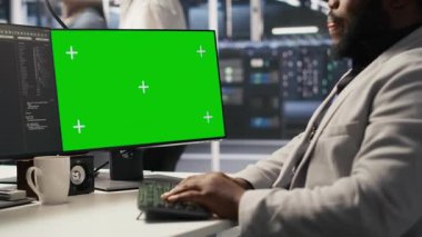 Veri merkezi denetim ekipmanları yeşil ekran modeli PC kullanarak, bakım görevleri yaparak. Krom anahtar bilgisayar kullanan Afro-Amerikan sunucu tarım işçisi, sistem kontrolleri, kamera A