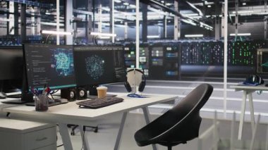 Derin öğrenme modellerini görselleştiren makine öğrenme yazılımıyla donatılmış veri merkezi çalışma istasyonu. Sunucu odasındaki yüksek performanslı bilgisayarlar yapay zeka kodu çalıştırıyor