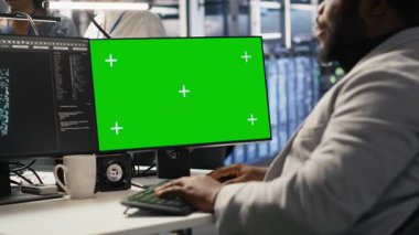 Veri merkezi yönetimi nöral ağ yapay zekasını izlemek için izole ekran PC kullanıyor. Sunucu odası çalışanı, makine öğrenme süreçlerine güç veren platformları denetlemek için model bilgisayar kullanıyor. Kamera A