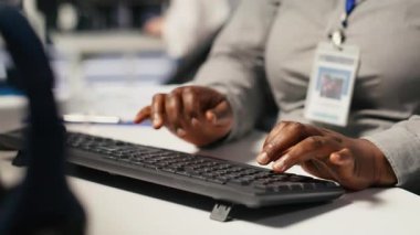 Veri merkezi yönetici kodlamasını kapat, PC üzerine yazma, darboğazları tanımlama. Bilgisayar klavyesinde yazan sunucu çiftliği bilişim uzmanı, sorun çıkaran hatalar, optimizasyonlar, kamera A