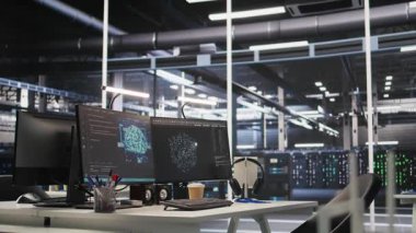 Yapay zeka eğitim iş akışlarını ve otomatik altyapı sistemlerini destekleyen veri merkezi donanımının durumunu gösteren monitörler. PC ekran izleme sunucuları işleme makinesi öğrenme verilerini inceliyor