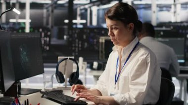 Yapay zeka projesinde çığır açan sonuçlar elde ettikten sonra ofis koltuğunda dans eden heyecanlı veri merkezi mühendisi. Jolly sunucu odası çalışanı başarılı yapay zeka konuşlandırmasını kutluyor, kamera A