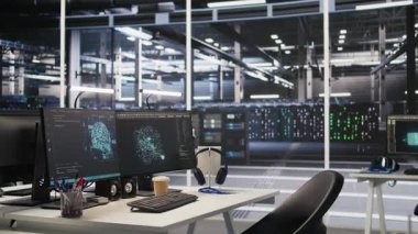 Sunucu merkezi bilgisayar ekranları, büyük ölçekli makine öğrenme verilerini takip ederek yapay zeka operasyonlarını takip ediyor. Yapay zeka modelinin geliştirilmesinde kullanılan izleme donanımını bilgisayar görüntüler