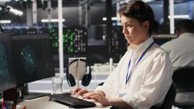 Veri Merkezi teknisyeni yapay zeka eğitimi ve çıkarım görevleri yapan sunucu donanımlarını izliyor. Sunucu merkezi IT uzmanı, derin öğrenme depolama işlemleri yöneten yüksek teknoloji sistemlerini denetliyor, kamera A