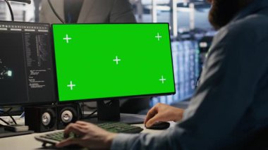 Veri merkezinde sunucu teknolojisini güncellemek için yeşil ekran modelleme bilgisayarı kullanan mühendis yazılım araçları kullanarak ekipmanları yapılandırıyor. Sunucu odası çalışanı donanım analizlerini krom anahtar PC, kamera A 'da inceliyor.