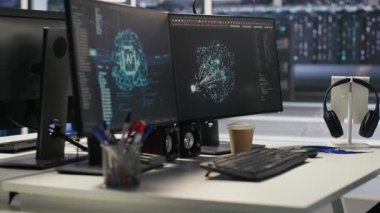 Yapay zeka eğitim iş akışlarını ve otomatik altyapı sistemlerini destekleyen veri merkezi donanımının durumunu gösteren monitörler. PC ekran izleme sunucuları işleme makinesi öğrenme verilerini inceliyor