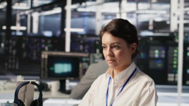 Veri merkezi yazılım geliştiricisi PC kullanarak nöral ağ yapay zeka görüntülemesini izliyor. Sunucu odasında çalışan kadın, donanımlı makine öğrenme işlemlerini denetlemek için bilgisayar kullanıyor, kamera A