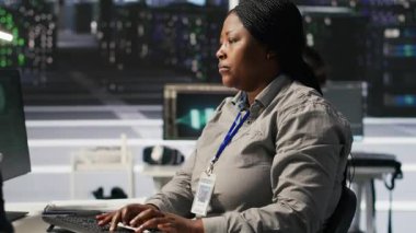 Sunucu odasındaki korkmuş teknisyen hackleme tespitine cevap veriyor. Kritik verileri korumak için meslektaşlarından yardım istiyor. Mühendislik ekibi şüpheli virüs saldırısı kayıtları ve kamera A tarafından uyarıldı.