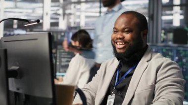 Veri Merkezi Sistem Yöneticisi, sunucuların yapay zeka eğitimi ve çıkarımlarını takip ediyor. Sunucu odasında çalışan adam bilgisayar sistemlerini denetliyor, derin öğrenme işlemlerini yönetiyor, kamera A