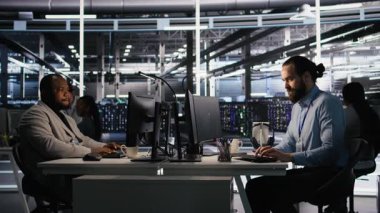 Sinirli veri merkezi mühendisi sistem arızası gördükten sonra masaya yumruk atıyor. Sunucu çiftliği bilişim uzmanı dengesiz altyapı performansına öfkeyle tepki veriyor, ofisten çıkıyor, kamera A