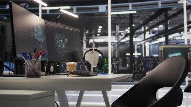 Veri merkezi bilgisayarları sinirsel ağ görselleştirmesini ve hata ayıklama araçlarını gösteriyor. Bilgisayar sistemleri sunucu çiftliğine güç veren makine öğrenme ve otomatik araştırma görevleri