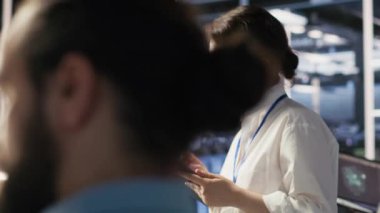 Veri Merkezi ekip lideri sinir ağlarını ve analitik iş akışını destekleyen sistem operasyonlarını denetliyor. Sunucu merkezi yöneticisi AI eğitim verilerini yöneten mühendislik ekibini izliyor, kamera A