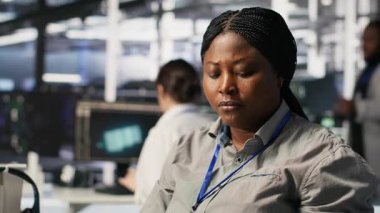 Veri merkezindeki kadın yazılım güncellemeleri yapıyor, makine öğrenme parametrelerini doğruluyor. Yapılandırmaları denetlemek için PC kullanan sunucu çiftliği bilişim uzmanı, en uygun uygulama performansını sağlama, kamera A