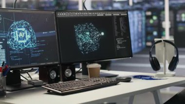 Veri merkezinde, makine öğrenme kodlarını gösteren çift monitörlü yapay zeka geliştirme çalışma istasyonu. Sinirsel ağ yapıları algoritma performansını izlemek için kullanılan sunucu merkez bilgisayarları