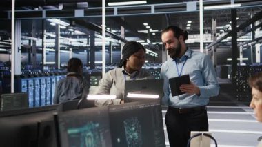 Bilgisayar bilimcilerinin nöral ağ algoritmalarını geliştirdiği sunucu merkezi denetleyicisi. Veri merkezi yöneticisi, altyapı ve kamera A 'yı kontrol eden çalışanların performansını gözden geçiriyor.