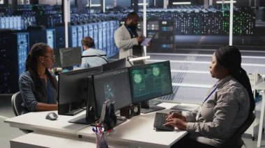 Sunucu odasındaki korkmuş teknisyen hackleme tespitine cevap veriyor. Kritik verileri korumak için meslektaşlarından yardım istiyor. Mühendislik ekibi şüpheli virüs saldırısı kayıtları ve kamera A tarafından uyarıldı.