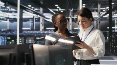 Veri merkezinde çalışan ekip mühendisleri bakım oturumu sırasında yapay zeka otomasyon araçlarını birleştirirler. Sunucu odası arkadaşları makine öğrenme modellerini sunucu altyapısı üzerinden yapılandırdılar, kamera A