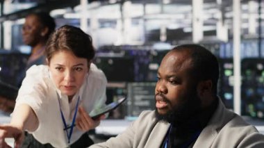 Yapay zekayı ekipman teçhizatlarına entegre eden bilişim uzmanını denetleyen baş veri merkezi yöneticisi. Operasyonel görevler için derin öğrenme kullanılarak sunucu tarım ekibi lideri denetimi altındaki Afrikalı Amerikalı çalışan, kamera A