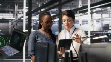 Veri Merkezi takım arkadaşı sunucu raflarında bakım yapıyor. Yapay zeka işleme için kullanılıyor. Makine öğrenimi için kullanılan sunucu merkezi donanımlarını yöneten mühendislik ekibi, kamera A