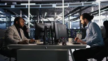 Veri merkezindeki panikleyen mühendisler bilgisayar ekranındaki fidye yazılımı uyarısına tepki göstererek acil müdahale protokolünü başlatmaya çalışıyorlar. Bilgi işlem personeli acilen hacklenen altyapı sistemlerini, kamera A 'yı tamir etmeye çalışıyor.