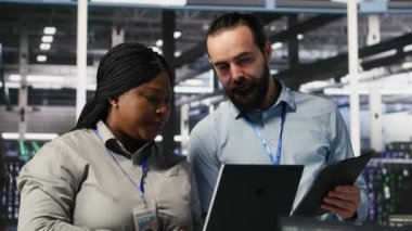 Bilgisayar bilimcilerinin nöral ağ algoritmalarını geliştirdiği sunucu merkezi denetleyicisi. Veri merkezi yöneticisi, altyapı ve kamera A 'yı kontrol eden çalışanların performansını gözden geçiriyor.