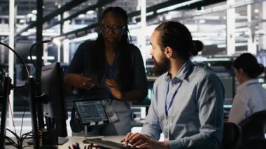 Veri merkezindeki ekip çalışması sistem yöneticileri bakım sırasında yapay zeka otomasyonunu entegre ediyorlar. Ekipman platformları üzerinden makine öğrenme modellerini yapılandıran sunucu çiftliği iş arkadaşları, kamera A