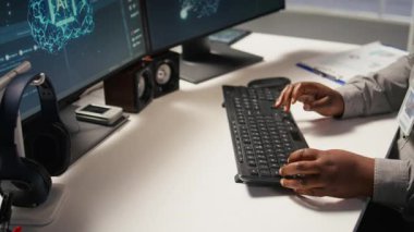 PC 'deki veri merkezi kodlamasını kapat, yapay zeka ana bilgisayarları için yazılım güncellemeleri yap. Bilgisayar klavyesinde yazan sunucu çiftliği bilişim uzmanı, altyapının optimizasyonu, kamera A