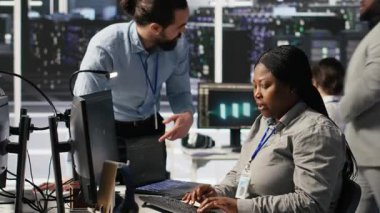 Sunucu odası yöneticisi AI eğitim verilerini yöneten çalışanlara geri bildirim sağlıyor. Ekip lideri Veri Merkezi 'ndeki teknisyenle konuşuyor. Sinir ağlarını destekleyen sistem operasyonlarını denetliyor. Kamera A